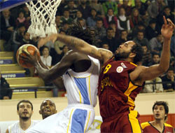 Efes Pilsen seriyi 2-0 yaptı