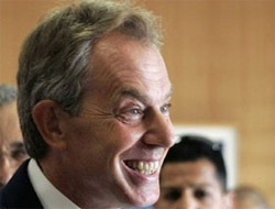 Blair çenesini paraya çevirdi